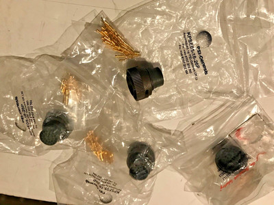 Vier (4) MIL 26 Spec Stecker mit Pins NEU KPSE05 16 26P