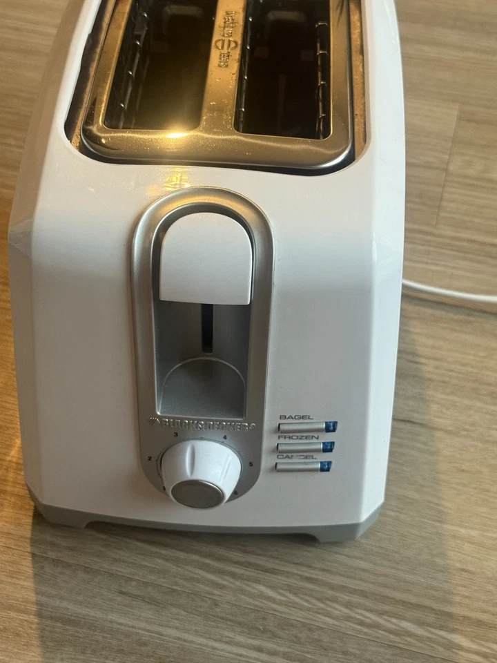 Black+Decker 2-Slice Toaster White – Bagel & Frozen Settings – Model TR1278B - Image 4 of 4