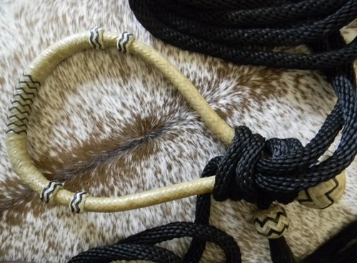 Natürlicher und schwarzer Rohhaut Bosal mit schwarzem Nylon Mekate Zügel gebisslos Hackamore - Bild 3 von 5
