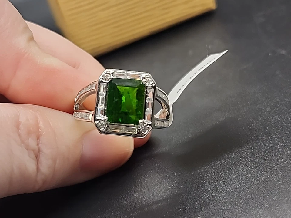 Anillo de vástago dividido esmeralda verde creado en laboratorio de 1,73 cwt enchapado en rodio .925 talla 10 Foto 3 de 4