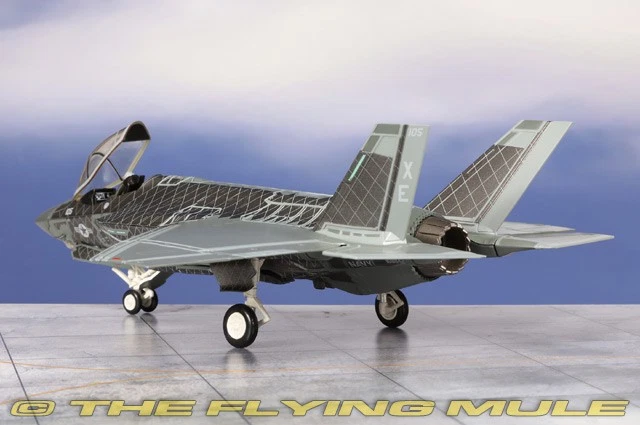Hobby Master 1:72 F-35C Lightning II USN VX-9 Vampires XE105 черный хром - Изображение 2 из 4