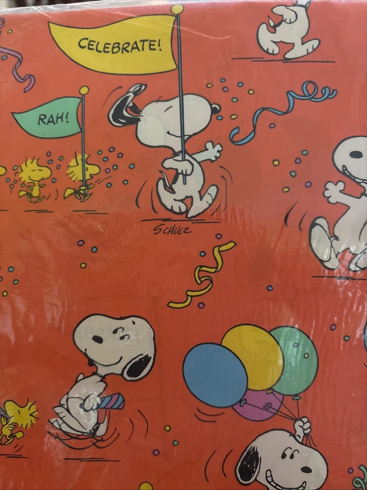 Papel envolvente de regalo de cumpleaños Hallmark Peanuts Charlie Brown Snoopy abierto de colección Foto 2 de 4