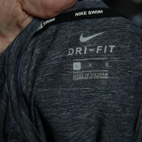 Nike Swim Shirt Uomo Grande Grigio Centro Swoosh Dri Fit Rashguard Barca Piscina Crociera - Foto 6 di 9