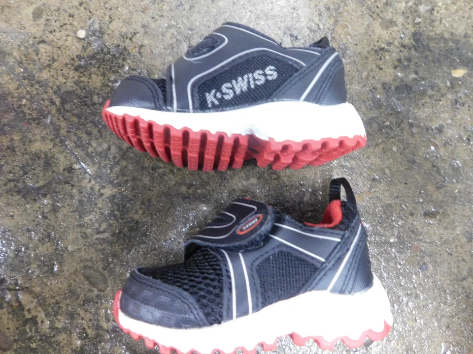 K-Swiss Niño Pequeño Malla Negro Parte Superior Baja Rojo Blanco Borde Gancho Lazo Usado en Excelente Condición Limpio Talla 2 ¡Lindo! Foto 3 de 4