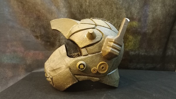 casco guerrero. 30 x 35 x 30. Cartón espuma.