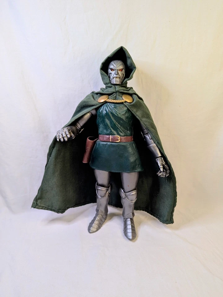Figura de acción Hasbro Fantastic Four 2006 Doctor Doom 12" Marvel Legends Icons  Foto 2 de 4