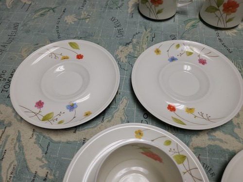 Mikasa 'Just Flowers' set of 4 tea cups, 5 saucers + Creamer *NM* - Picture 4 of 8