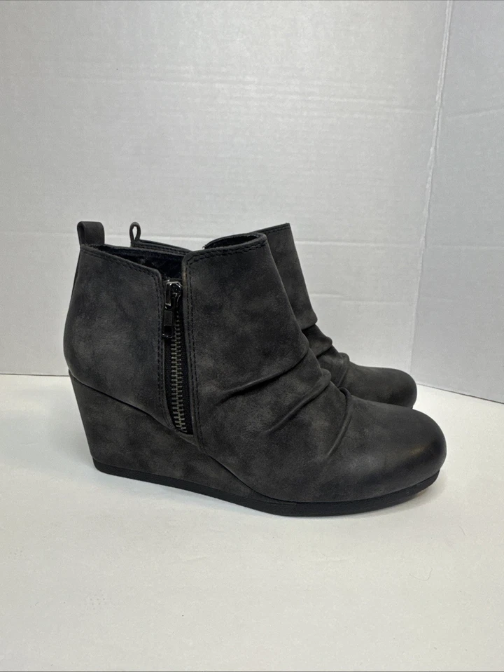 Maurices Tammy Gray Faux Leather Wedge Ankle Booties Side Zip Women’s Size 7M - Image 2 of 4
