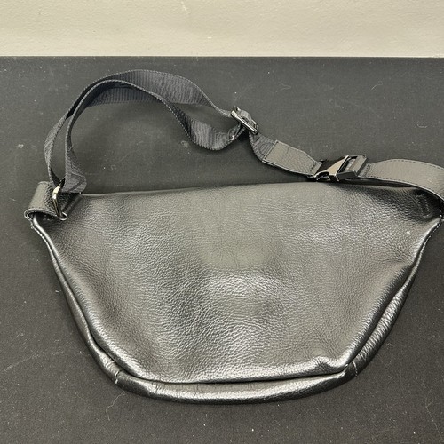 Valentino by Mario Valentino Spa Fanny Pack Black - EXCELLENT - Picture 6 of 9