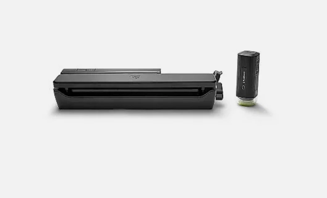 FoodSaver Vacuum Sealing System Black 2-in-1 Sealer Cordless MS2010 Spot Clean