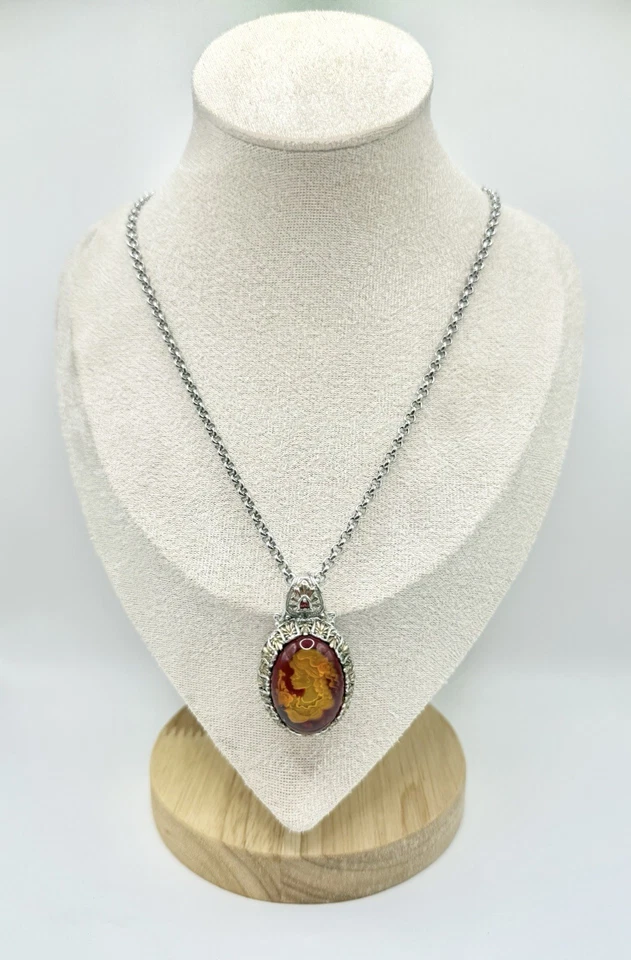 Collar Michael Valitutti de plata de ley con colgante camafeo rubí ámbar natural Foto 2 de 4