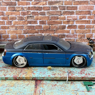 Jada Dub City Chrysler 300C Blue Black 1/18 Scale Diorama Model