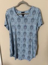 Women s Blue Floral Blouse Top Short Sleeve Sz MED Rounded Bottom. Pretty Color.