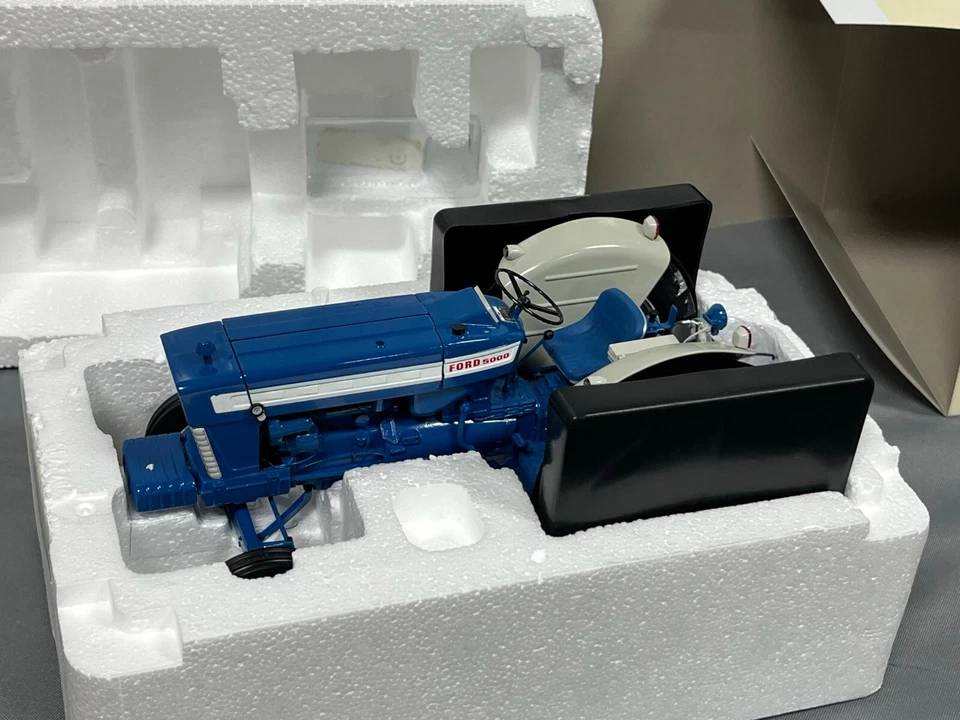 FORD 5000 Tractor DOE DEMONSTRATOR Universal Hobbies 1:16 Precision NIB LTD - Image 2 of 4