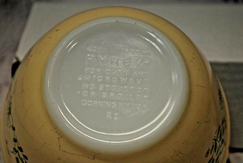 Vintage Pyrex Beige w/ green flours 401 750ml - Picture 3 of 4