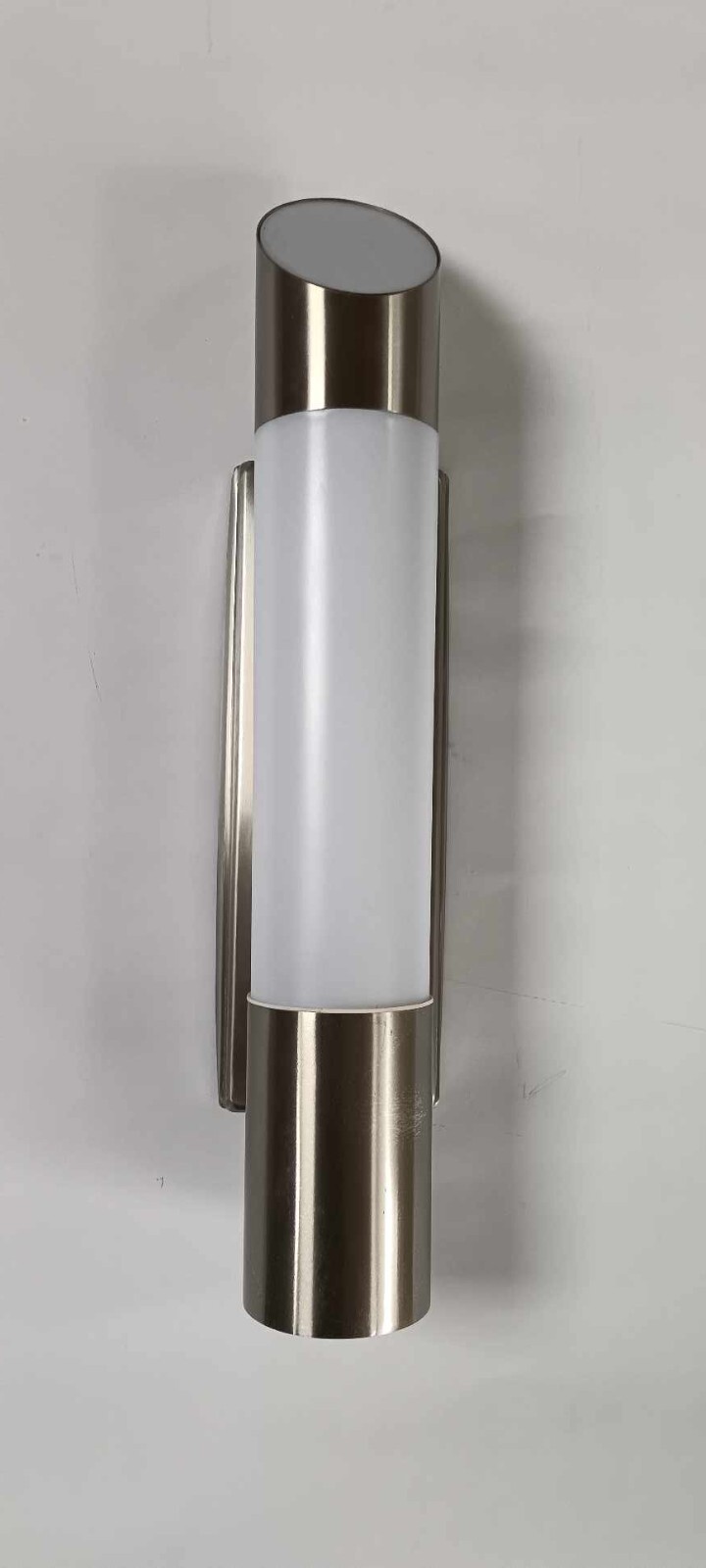 Applique murale extérieur LEDS.C4 NEREO, design architectural haut de gamme en inox