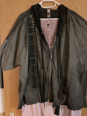 Blusenjacke von Tredy in Oliv mit Schriftband Glitzersteinen In Größe 48