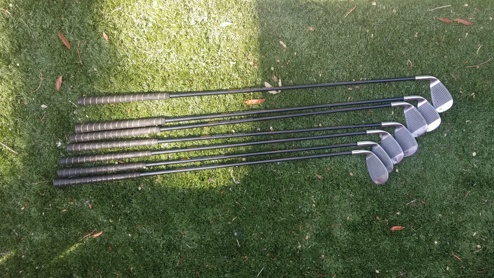 Pro Select Wave Golf Irons / Right Hand / Graphite Shafts / Grips