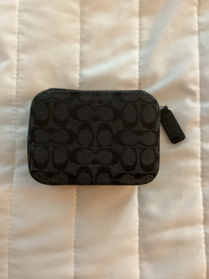Estuche para pastillas de lona negra Coach Signature, solo estuche, usado Foto 4 de 4