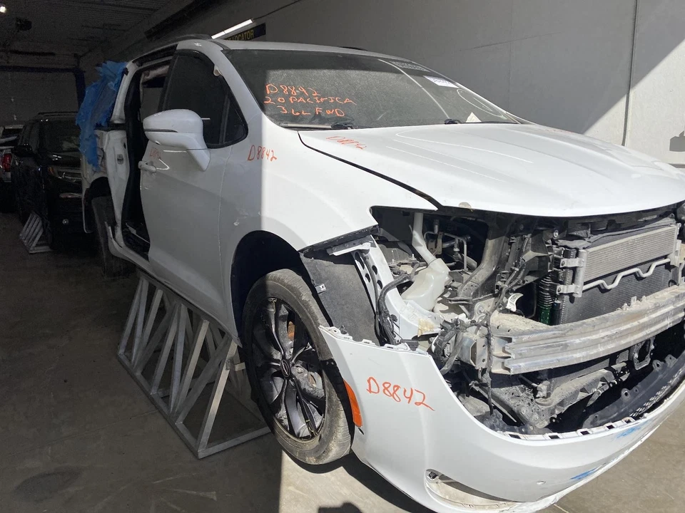 Used Front Center Interior Rear View Mirror fits: 2020 Chrysler Pacifica w/o 3 z - Image 3 of 4