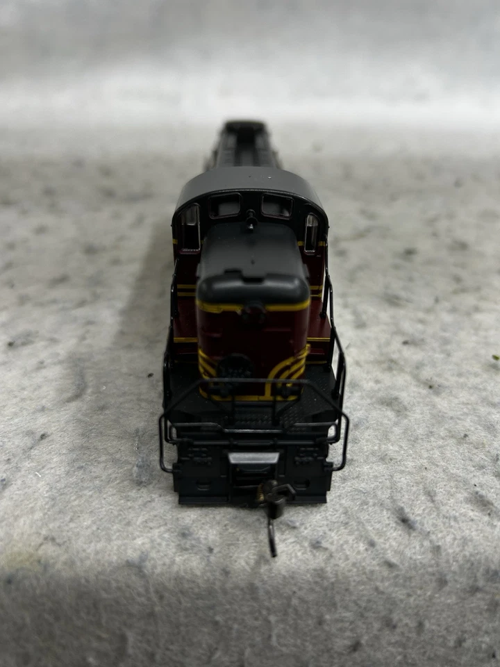 Colorful Atlas Boston & Maine Alco RS-3 Loco HO - Image 4 of 4