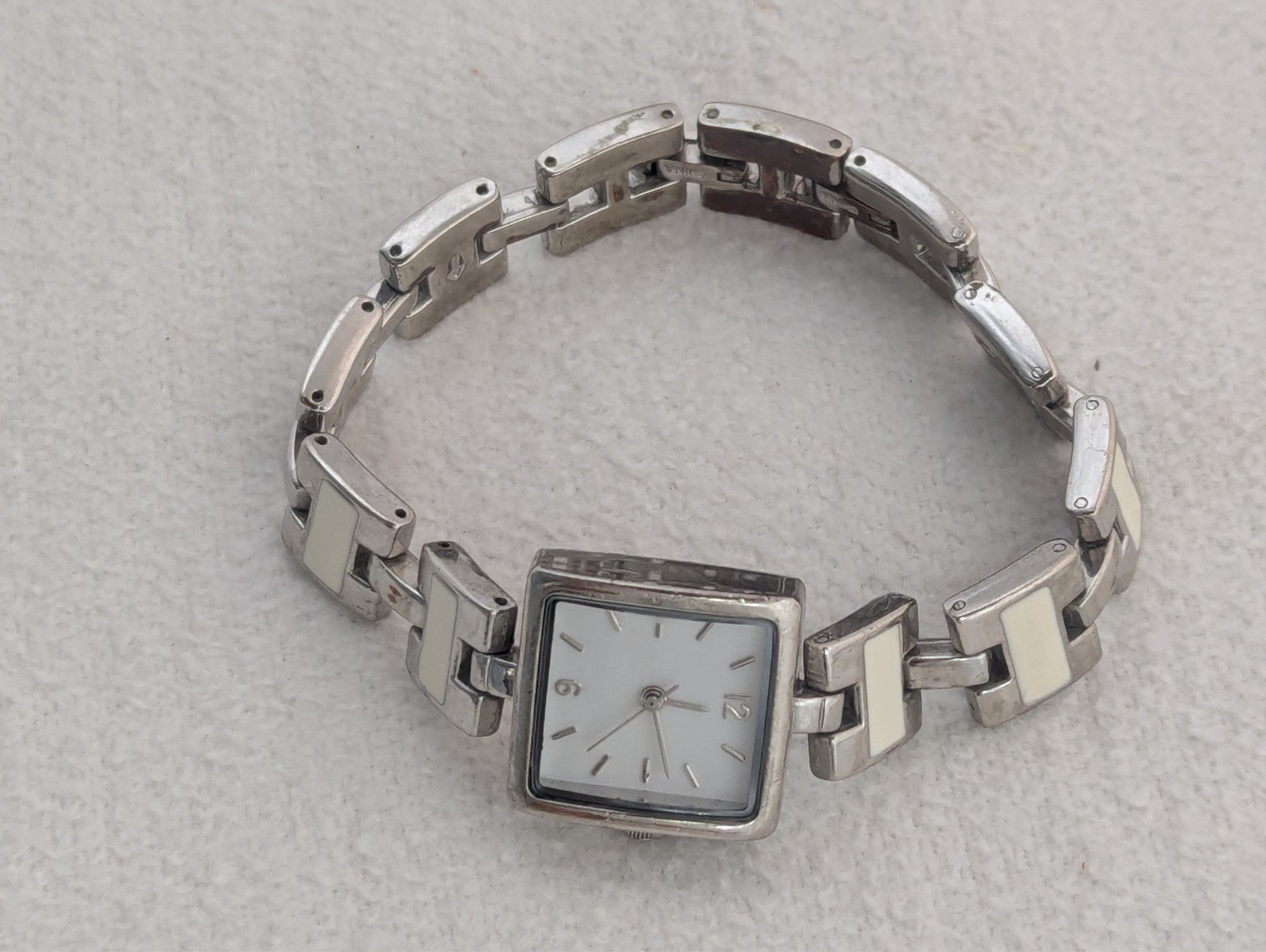 "Xhilaration Wristwatch 7.75\" Band Silver & White Tone New Battery Japan Movement"