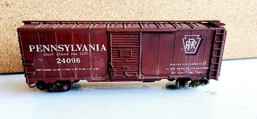 Pennsylvania RailRoad 40' single door boxcar 24096 Accurail HO Weathered - Picture 2 of 8