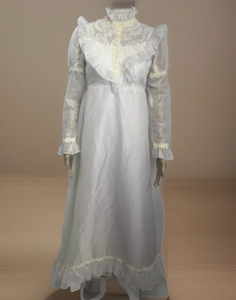 Vestido de novia victoriano de encaje Alfred Angelo de colección cuello alto volantes talla 4 W velo Foto 3 de 4