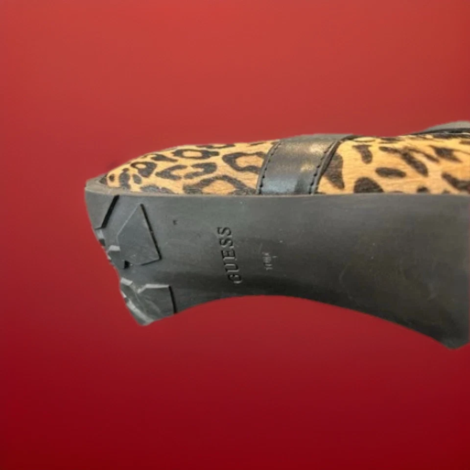 Botas de tornozelo salto agulha com estampa de animais Guess - Imagem 4 de 4