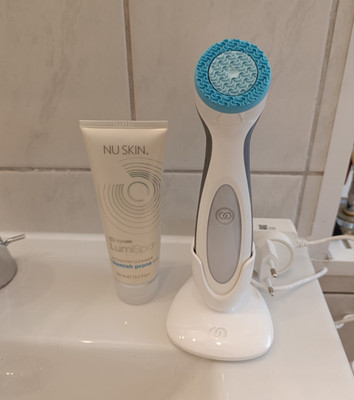 Nu Skin ageLOC LumiSpa Gesichtsbürste mit Ladestation und Cleanser