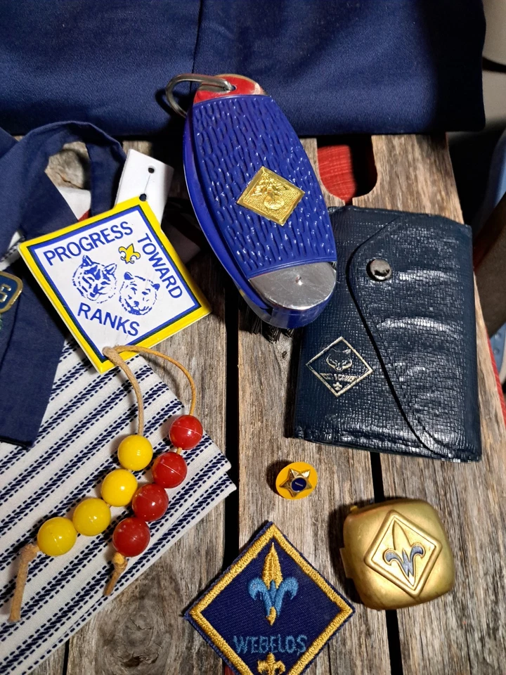 Lote Vintage Boy Scouts of America Chaleco Rojo, Corbatas, Premios y Más #4926BMT Foto 2 de 4