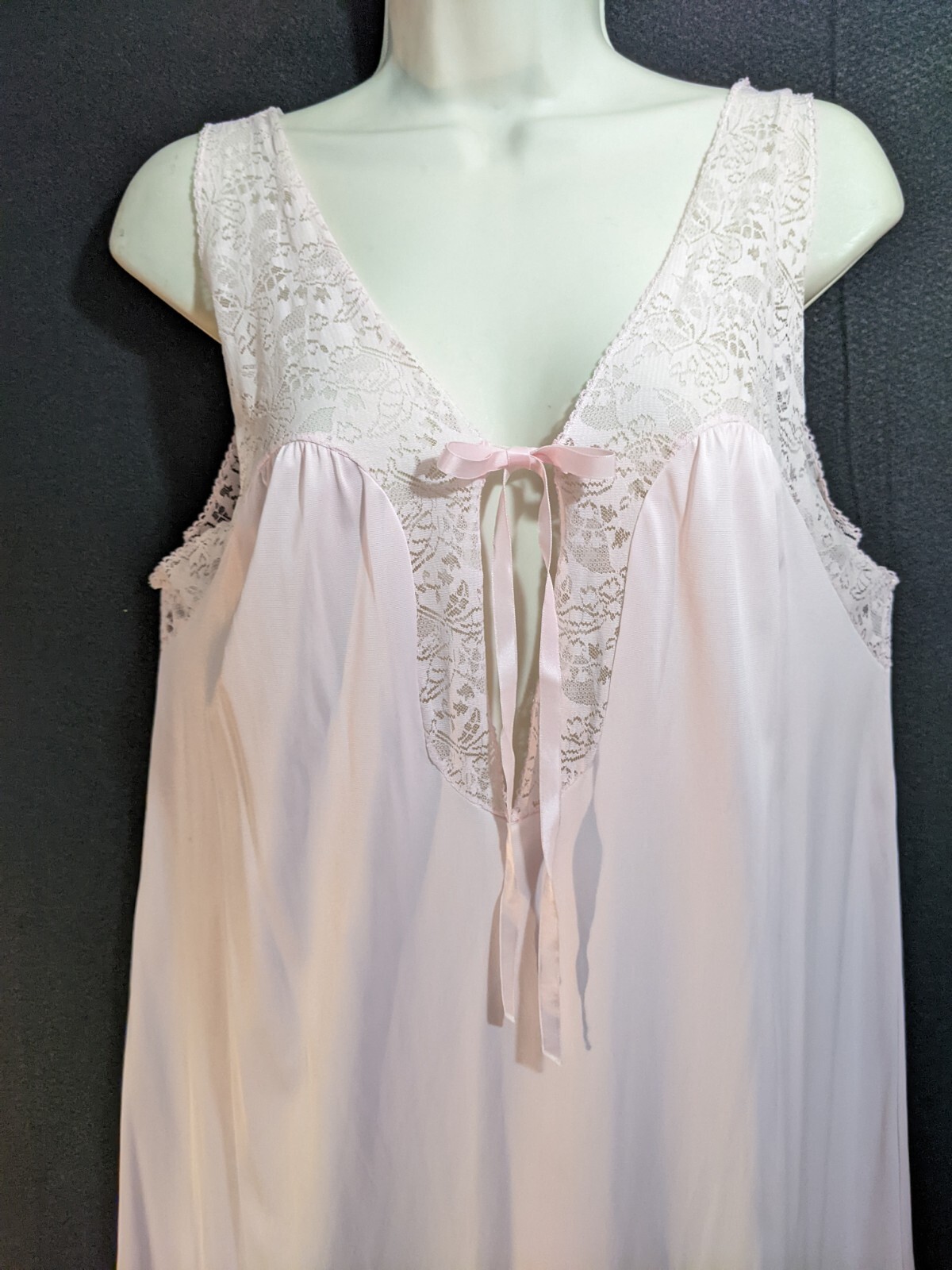 Vintage Pink Lace V-Neckline Lingerie Full Sweep … - image 4