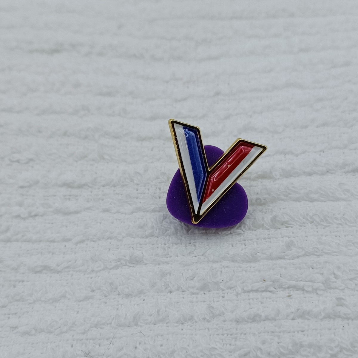 Penzeys Spices Lapel Pin - &ldquo;V&rdquo; Victory Voice Vote Red White Blue 