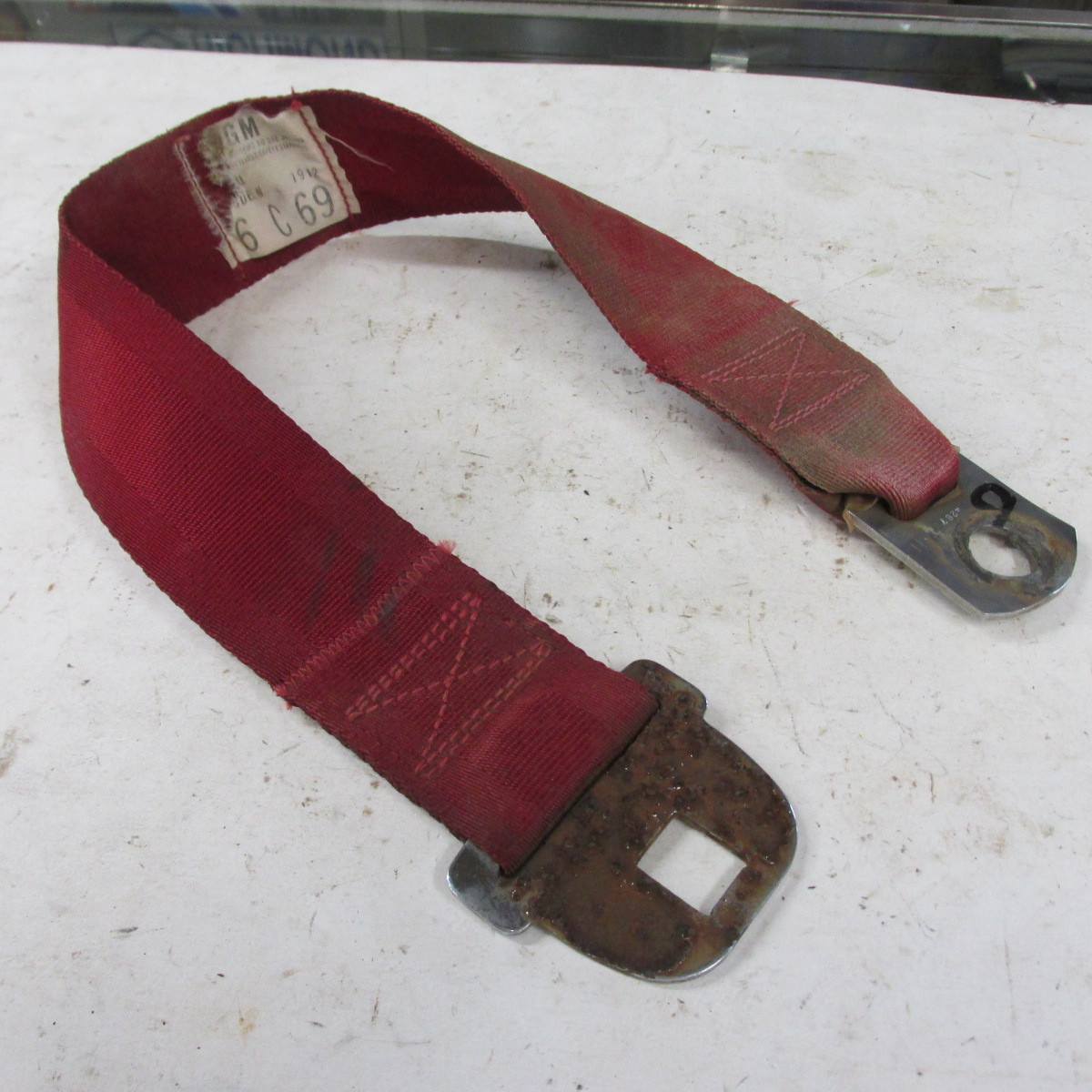 67 68 69 CHEVROLET CAMARO SS RS Z28 REAR RED SEAT BELT MALE END DATED 6