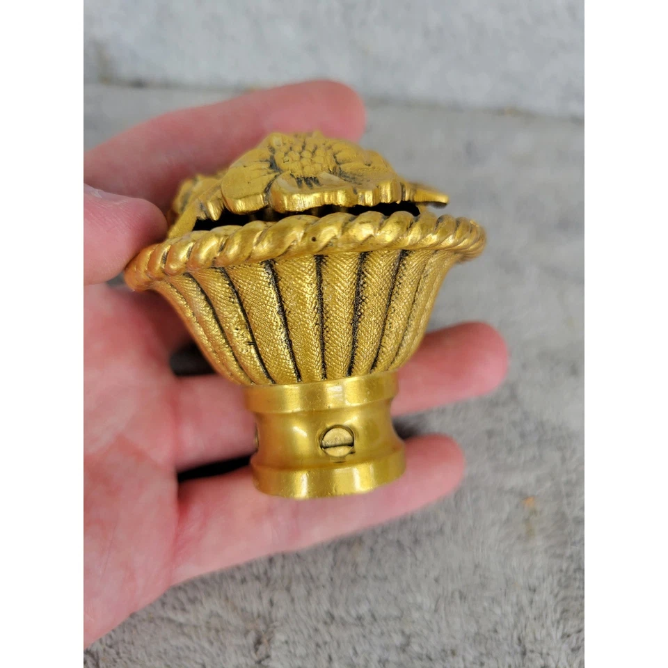 "Perilla de puerta vintage floral de latón con placa posterior en relieve España 2,5"" - deslustrada" Foto 3 de 4