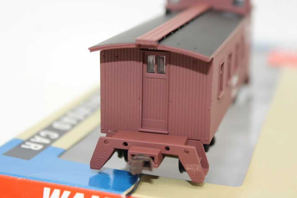 Walthers HO Scale CB&Q Burlington Route 30' 4 Window Caboose Car #13841 NOS - Image 3 of 4