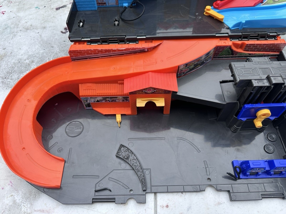 Hot Wheels Ultra Hots - Pista Triplo Loop, playset con 3 loop e 1 Hot Wheels Ultra Hots - Pista Triplo Loop, playset con 3 loop e 1