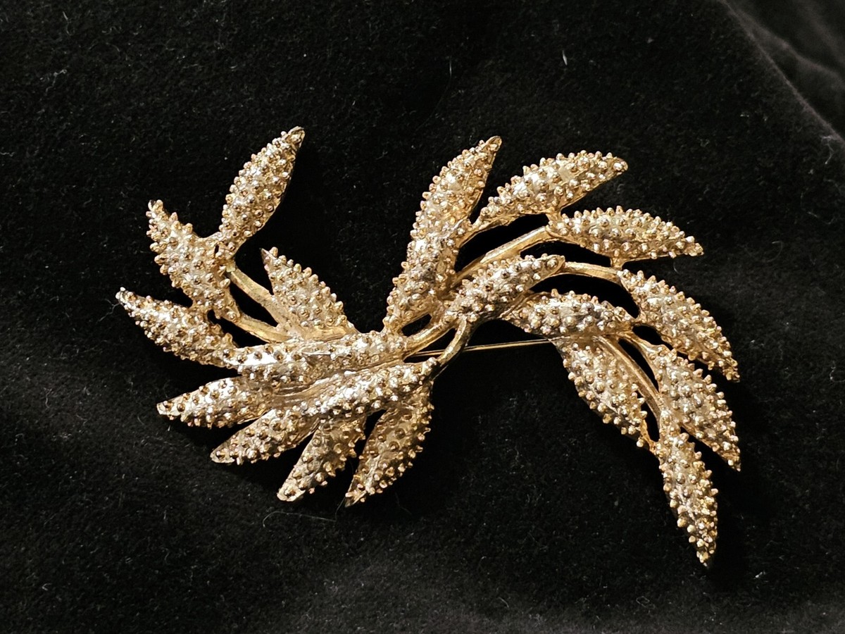 Sarah Coventry Vintage 1963 Signed Wind Flower Goldtone