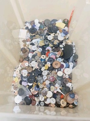 Viele Vintage verschiedene Größen Knöpfe, Fäden, Nadeln und Nähzubehör ~2,6 kg