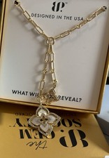 Bomb Party Gem Society - Opaline Bloom Necklace- Mother Of Pearl - Clover - Gold