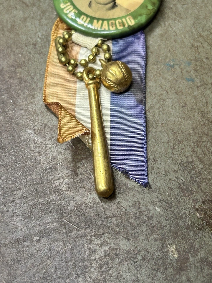 Pin de coleccionista Yankees Joe DiMAGGIO 1 3/4" PM 10 verde años 40 con cinta bate y pelota Foto 3 de 4