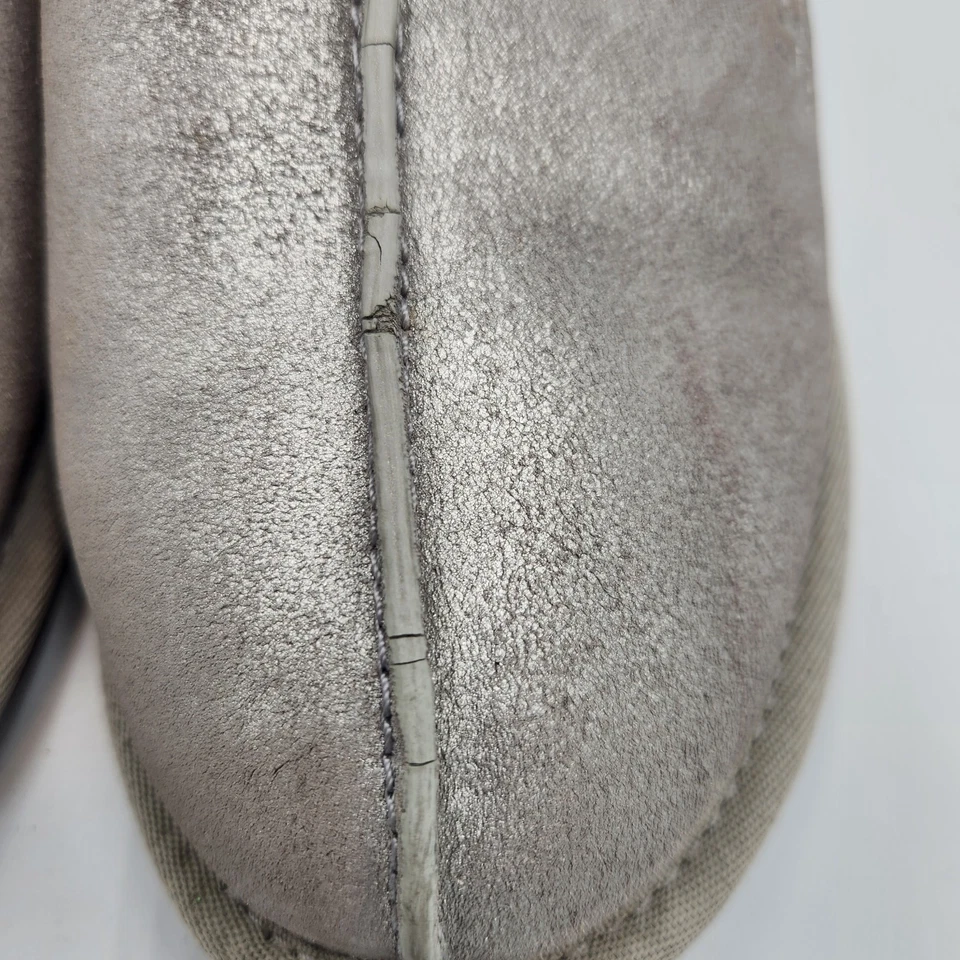 Zapatilla UGG Keegan metálica forrada de felpa talla 8 Foto 4 de 4