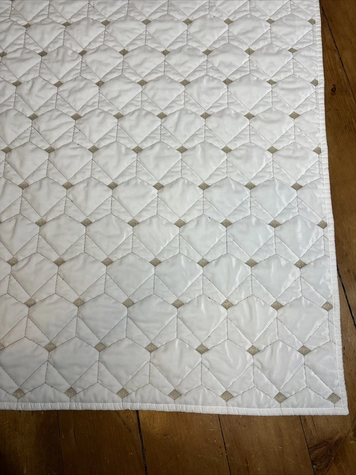 Edredón Cuna Grande Geométrico Blanco y Dorado Moderno Bebé Pottery Barn Niños 36x50 Foto 3 de 4