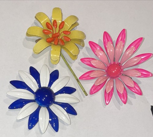 3 VINTAGE DAISY Flower Pins Brooch Enamel On Metal FLOWER POWER Pink Yellow Blue - Picture 6 of 10