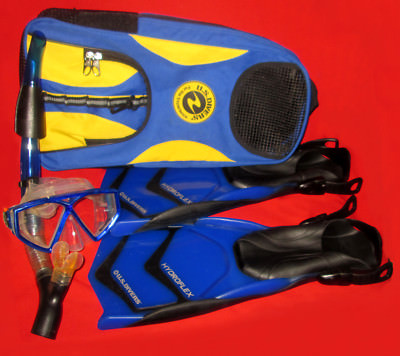Nice U.S. Divers Set of Hydroflex Fins, Snorkle, Goggles & Bag - Size M 7-10