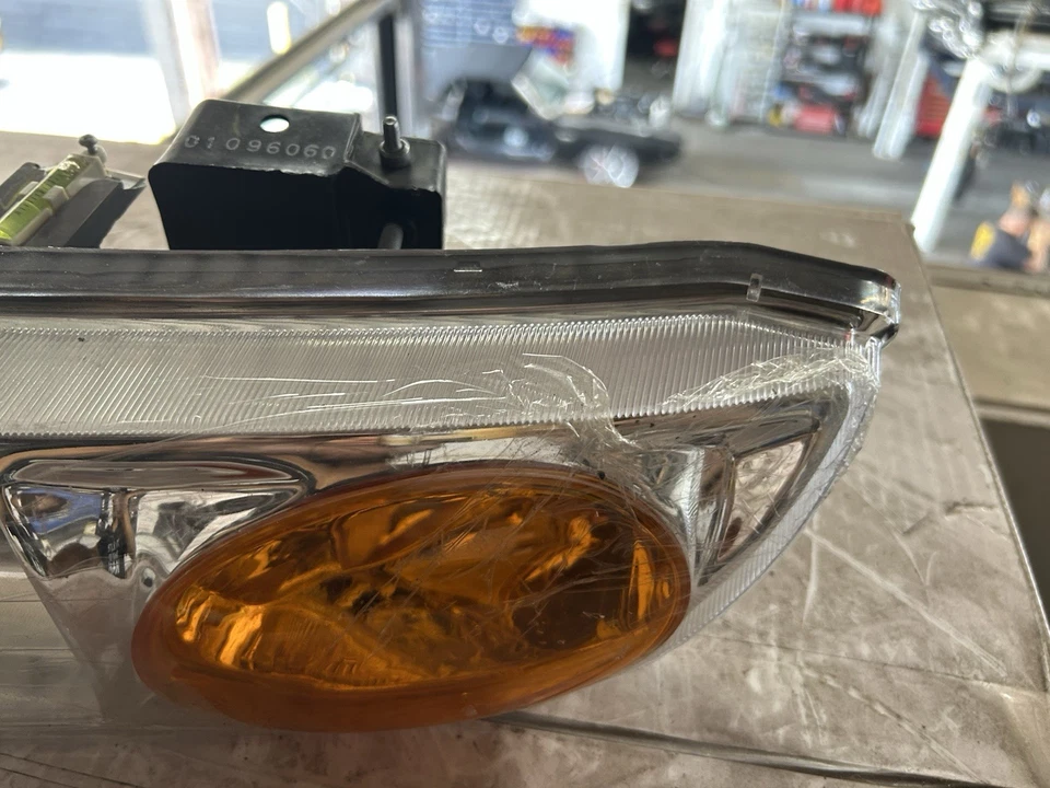 2000 - 2002 年 SATURN L 系列头灯组件 LH 全新 90583594 — 第 3/4 张图片