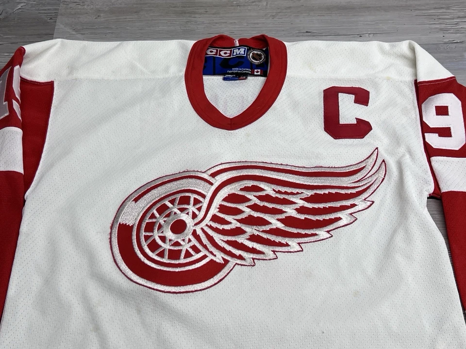 Camiseta deportiva de hockey vintage CCM Detroit Red Wings juvenil talla L/XL Steve Yzerman #19 cosida Foto 3 de 4