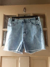 Vigoss Woman's Embellished Denim Shorts Size 15/32     NEW WITH TAGS