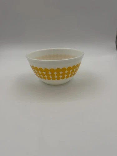 Pyrex Vintage 1.5 Quart Yellow Polka Dot Mixing Bowl #402