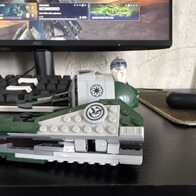 LEGO Star Wars: The Clone Wars Yoda&rsquo;s Jedi Starfighter with R2-D2 